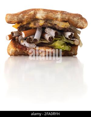 Style de vie malsain - Burger de cigarette Banque D'Images