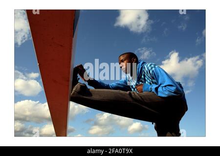 Newham Athletics academy .... athlètes pour la ffuture. Emmanuel Okpokiri 17 ans de Forest Gatephotographie par David Sandison The Independent Banque D'Images