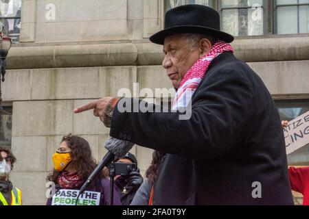 Chicago, Illinois, États-Unis. 21 avril 2021. Mark Chapman, de l'Alliance de Chicago contre la répression raciste et politique, s'adresse à des militants en faveur des Communautés habilisantes pour la sécurité publique, une mesure de réforme de la police à l'étude par les membres du Conseil municipal de Chicago. Credit: Dominic Gwinn/ZUMA Wire/Alay Live News Banque D'Images