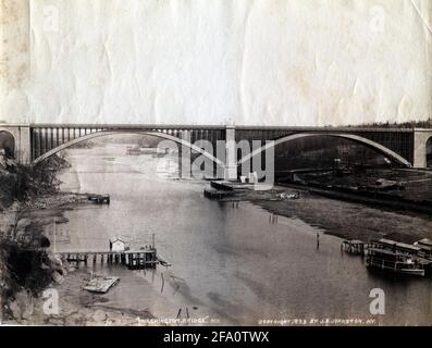 Le pont de Washington au-dessus de la rivière Harlem, qui relie les quartiers de Manhattan et du Bronx, New York City, New York, 1893. Photographie de John S. Johnston (1839-1899). Banque D'Images