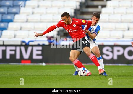 John Smith's Stadium, Huddersfield, Angleterre - 21 avril 2021 Carlton Morris (14) de Barnsley étant étroitement marqué par Jonathan Hogg (6) de Huddersfield pendant le match Huddersfield contre Barnsley, Sky Bet EFL Championship 2020/21, John Smith's Stadium, Huddersfield, Angleterre - 21 avril 2021 crédit photos d'Arthur/WhiteAligy WhiteAligh Banque D'Images