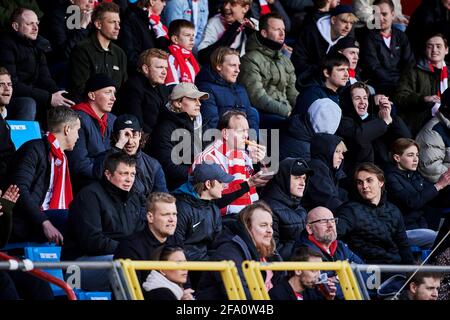 Aalborg, Danemark. 21 avril 2021. Les fans de football d'Aalborg Boldklub vus sur les tribunes pendant le match 3F Superliga entre Aalborg Boldklub et Odense Boldklub au parc Aalborg Portland à Aalborg. (Crédit photo : Gonzales photo/Alamy Live News Banque D'Images