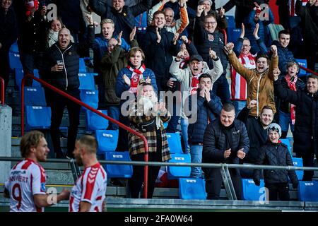 Aalborg, Danemark. 21 avril 2021. Les fans de football d'Aalborg Boldklub vus sur les tribunes pendant le match 3F Superliga entre Aalborg Boldklub et Odense Boldklub au parc Aalborg Portland à Aalborg. (Crédit photo : Gonzales photo/Alamy Live News Banque D'Images
