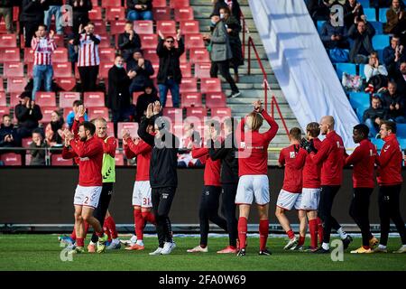 Aalborg, Danemark. 21 avril 2021. Les joueurs d'AAB applaudissent les fans avant le match 3F Superliga entre Aalborg Boldklub et Odense Boldklub au parc Aalborg Portland à Aalborg. (Crédit photo : Gonzales photo/Alamy Live News Banque D'Images