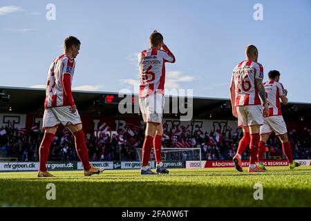 Aalborg, Danemark. 21 avril 2021. Les joueurs d'AAB entrent sur le terrain pour le match 3F Superliga entre Aalborg Boldklub et Odense Boldklub au parc Aalborg Portland à Aalborg. (Crédit photo : Gonzales photo/Alamy Live News Banque D'Images