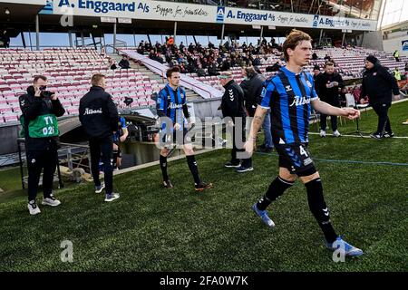 Aalborg, Danemark. 21 avril 2021. Les joueurs d'Odense Boldklub entrent sur le terrain pour le match 3F Superliga entre Aalborg Boldklub et Odense Boldklub au parc Aalborg Portland à Aalborg. (Crédit photo : Gonzales photo/Alamy Live News Banque D'Images