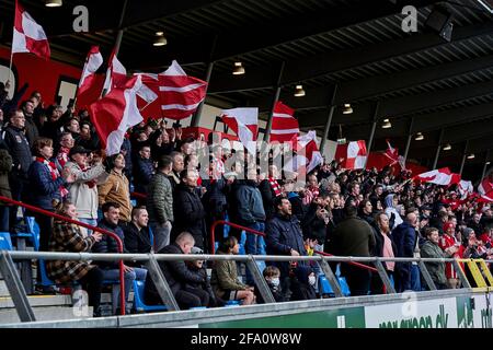 Aalborg, Danemark. 21 avril 2021. Les fans de football d'Aalborg Boldklub vus sur les tribunes pendant le match 3F Superliga entre Aalborg Boldklub et Odense Boldklub au parc Aalborg Portland à Aalborg. (Crédit photo : Gonzales photo/Alamy Live News Banque D'Images