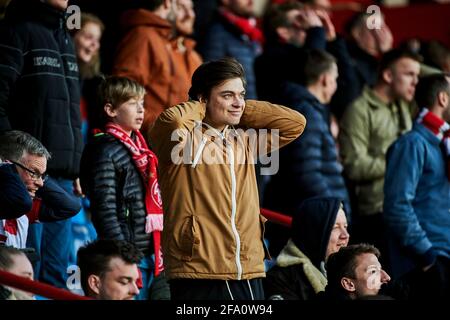 Aalborg, Danemark. 21 avril 2021. Les fans de football d'Aalborg Boldklub vus sur les tribunes pendant le match 3F Superliga entre Aalborg Boldklub et Odense Boldklub au parc Aalborg Portland à Aalborg. (Crédit photo : Gonzales photo/Alamy Live News Banque D'Images