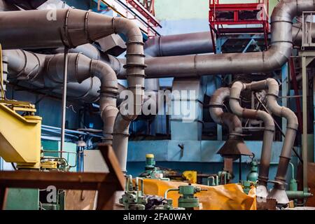 Usine d'ingénierie lourde. Tuyaux de ventilation en métal gris. Petropavlovsk, Kazakhstan Banque D'Images