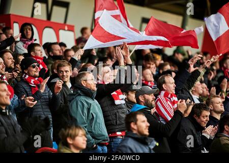 Aalborg, Danemark. 21 avril 2021. Les fans de football d'Aalborg Boldklub vus sur les tribunes pendant le match 3F Superliga entre Aalborg Boldklub et Odense Boldklub au parc Aalborg Portland à Aalborg. (Crédit photo : Gonzales photo/Alamy Live News Banque D'Images