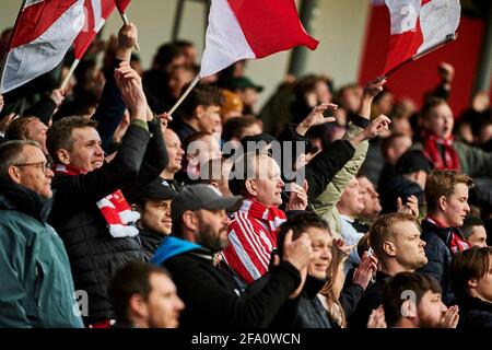 Aalborg, Danemark. 21 avril 2021. Les fans de football d'Aalborg Boldklub vus sur les tribunes pendant le match 3F Superliga entre Aalborg Boldklub et Odense Boldklub au parc Aalborg Portland à Aalborg. (Crédit photo : Gonzales photo/Alamy Live News Banque D'Images