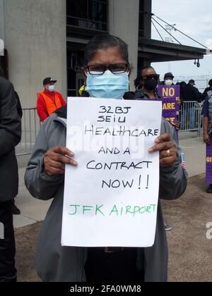 New York, New York, États-Unis. 21 avril 2021. NEW YORK - les employés de l'aéroport se rassemblent pour obtenir un contrat équitable. 10,000 travailleurs des 3 principaux aéroports de la région des trois États de New York détiennent des panneaux et exigent un contrat équitable, y compris des prestations de santé.plus de 250 membres du syndicat 32Bj tiennent des panneaux et brandisent devant le terminal 5 de l'aéroport John F. Kennedy certains élus parlent aux manifestants. Crédit : Bruce Cotler/ZUMA Wire/Alay Live News Banque D'Images