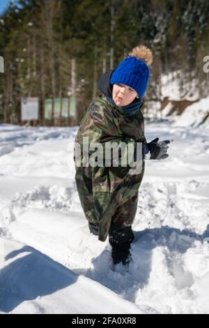 Jeux de famille dans la neige dans une verrière de forêt. Adultes et enfants en vêtements de protection. Carpates. Ukraine Banque D'Images