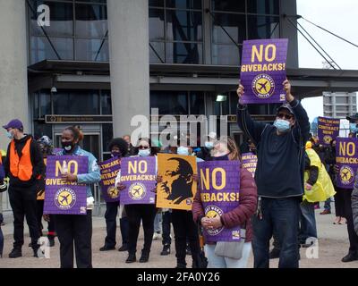 New York, New York, États-Unis. 21 avril 2021. NEW YORK - les employés de l'aéroport se rassemblent pour obtenir un contrat équitable. 10,000 travailleurs des 3 principaux aéroports de la région des trois États de New York détiennent des panneaux et exigent un contrat équitable, y compris des prestations de santé.plus de 250 membres du syndicat 32Bj tiennent des panneaux et brandisent devant le terminal 5 de l'aéroport John F. Kennedy certains élus parlent aux manifestants. Crédit : Bruce Cotler/ZUMA Wire/Alay Live News Banque D'Images