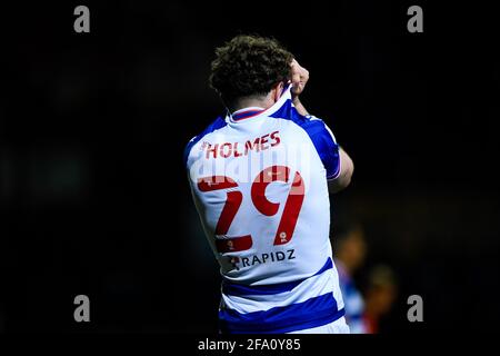 Kenilworth Road, Luton, Bedfordshire, Royaume-Uni. 21 avril 2021. Championnat de football de la Ligue anglaise de football, Luton Town versus Reading ; Tom Holmes de Reading à plein temps siffler. Le tirage au sort de Reading, associé à la victoire de Barnsley à Huddersfield, signifie que l'écart entre eux en septième et Barnsley en sixième a été étendu à six points avec trois jeux à jouer. Crédit : action plus Sports/Alamy Live News Banque D'Images