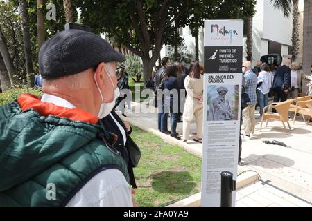 21 avril 2021: 21 avril 2021 (Malaga) Francisco de la Torre, assiste à la lecture de poèmes des acteurs Natalia Verbeke et Salva Reina et offrande florale en hommage à Gabirol à l'occasion des jours qui sont célébrés pour célébrer le millénaire de sa naissance. Dans la rue Alcazabilla, devant la sculpture d'Ibn Gabirol. (Image crédit: © Lorenzo CarneroZUMA Wire) Banque D'Images