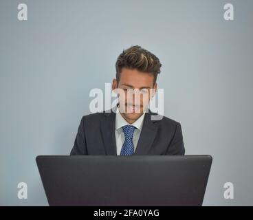 Portrait d'un jeune homme d'affaires prospère travaillant sur un ordinateur portable Banque D'Images