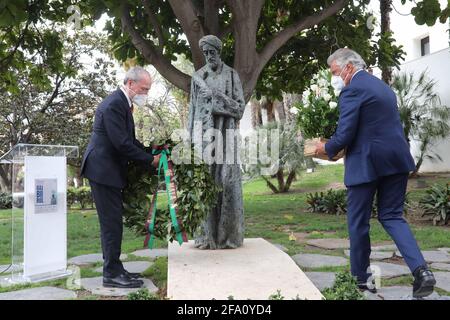 21 avril 2021: 21 avril 2021 (Malaga) Francisco de la Torre, assiste à la lecture de poèmes des acteurs Natalia Verbeke et Salva Reina et offrande florale en hommage à Gabirol à l'occasion des jours qui sont célébrés pour célébrer le millénaire de sa naissance. Dans la rue Alcazabilla, devant la sculpture d'Ibn Gabirol. (Image crédit: © Lorenzo CarneroZUMA Wire) Banque D'Images