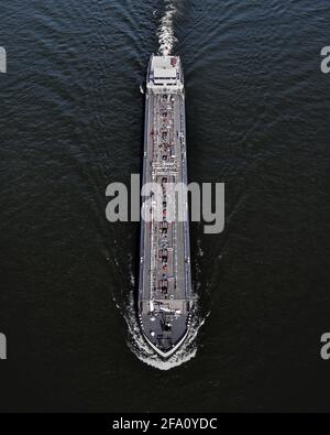 Photo verticale d'un ferry naviguant dans l'océan Banque D'Images