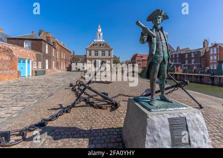 Vue sur la douane et la statue de George Vancouver, Purfleet Quay, Kings Lynn, Norfolk, Angleterre, Royaume-Uni, Europe Banque D'Images