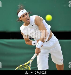 CHAMPIONNATS DE TENNIS DE WIMBLEDON 2008. 12ÈME JOUR 5/7/2008 FINALE HOMMES RODGER FEDERER V R.NADEL PHOTO DAVID ASHDOWN Banque D'Images