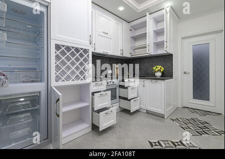 Les portes et les tiroirs s'ouvrent dans une cuisine moderne blanche Banque D'Images
