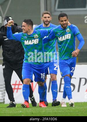 MILAN, ITALIE - AVRIL 21 : but de Giacomo Raspadori de Sassuolo, Jeremy Toljan de Sassuolo, Domenico Berardi pendant la série UN match entre AC Milan et US Sassuolo au stade San Siro le 21 avril 2021 à Milan, Italie (photo de Ciro Santangelo/Orange Pictures) Banque D'Images