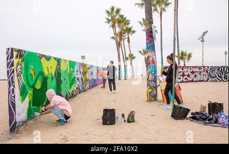 Des artistes Graffiti peignent des murs sur Venice Beach, Los Angeles, Californie, États-Unis Banque D'Images