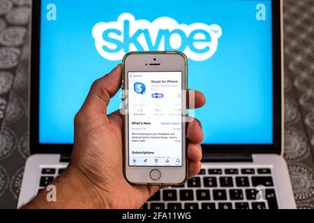 Espagne. 20 avril 2021. Dans cette illustration, une application Skype dans l'App Store s'affiche sur l'écran d'un smartphone avec un logo Skype affiché sur un ordinateur portable en arrière-plan. (Photo de Thiago Prudencio/SOPA Images/Sipa USA) crédit: SIPA USA/Alay Live News Banque D'Images