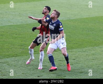 LONDRES, Royaume-Uni, AVRIL 21:L-R Dominic Solanke de l'AFC Bournemouth et Alex Pearce de Millwall pendant le Sky Bet Championship entre Millwall et AFC Bournemouth au Den Stadium, Londres le 21 avril 2021 crédit: Action Foto Sport/Alay Live News Banque D'Images