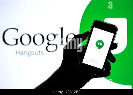 Espagne. 20 avril 2021. Dans cette illustration, une application Google Hangouts affichée sur un smartphone avec le logo Google Hangouts en arrière-plan. Credit: Thiago Prudencio/SOPA Images/ZUMA Wire/Alay Live News Banque D'Images