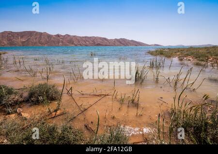 Bleu turquoise dans le barrage Al-Hassan Addakhil en nature sèche Près d'Errachidia au Maroc Banque D'Images