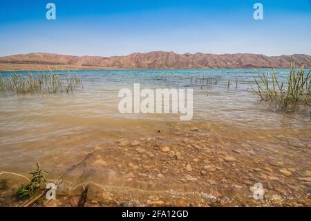 Bleu turquoise dans le barrage Al-Hassan Addakhil en nature sèche Près d'Errachidia au Maroc Banque D'Images