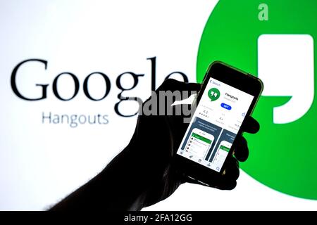 Espagne. 20 avril 2021. Dans cette illustration, une application Google Hangouts dans l'App Store s'affiche sur un smartphone avec le logo Google Hangouts en arrière-plan. Credit: Thiago Prudencio/SOPA Images/ZUMA Wire/Alay Live News Banque D'Images