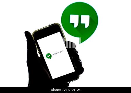 Espagne. 20 avril 2021. Dans cette illustration, une application Google Hangouts affichée sur un smartphone avec le logo Google Hangouts en arrière-plan. Credit: Thiago Prudencio/SOPA Images/ZUMA Wire/Alay Live News Banque D'Images