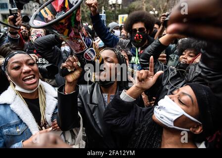 Minneapolis, Minnesota, États-Unis. 20 avril 2021. Les gens réagissent au verdict de culpabilité du procès de Derek Chauvin au Hennepin County Government Centre. Chauvin a été reconnu coupable des trois chefs d'accusation dans son meurtre de George Floyd en 2020. Crédit : Stephanie Keith/ZUMA Wire/Alay Live News Banque D'Images