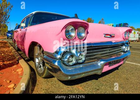 Yulara, territoire du Nord, Australie - 24 août 2019 : vue avant d'une luxueuse voiture rose vintage de Chevrolet Bel Air III. Célèbre voiture classique fabriquée en 1958 Banque D'Images