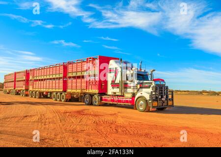 Marla, Australie méridionale, Australie - 29 août 2019 : camion de train routier Kenworth de Hayson Haulage d'Alice Springs. Traversez la ville de Marla sur l'A87 Stuart Banque D'Images