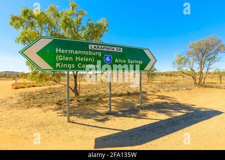 Territoire du Nord, Australie Outback. Larapinta direction Kings Canyon, Hermannsburg, Alice Springs et Glen Helen. Tourisme à Banque D'Images