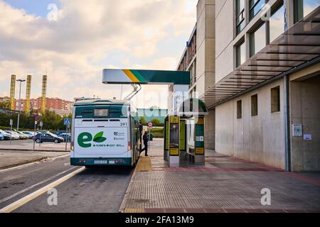 PAMPELUNE, NAVARRE AVRIL 17 2021, chargement de bus électriques dans les installations de l'Université publique de Pampelune Banque D'Images