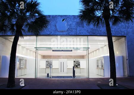 Lincoln Road Apple Store tôt le matin. Apple est une importante société de technologie basée en Californie. Vider le magasin de pommes. Banque D'Images