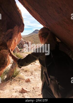 Femme regardant une grotte dans Red Rock Canyon à Las Vegas, Nevada. Concept de voyage, concept d'aventure. Banque D'Images