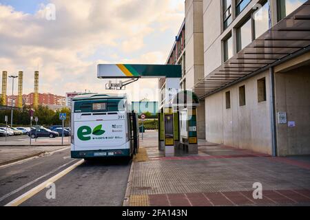 PAMPELUNE, NAVARRE AVRIL 17 2021, chargement de bus électriques dans les installations de l'Université publique de Pampelune Banque D'Images