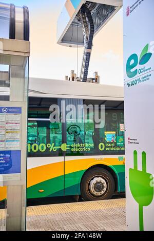 PAMPELUNE, NAVARRE AVRIL 17 2021, chargement de bus électriques dans les installations de l'Université publique de Pampelune Banque D'Images