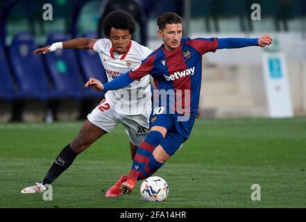 Valence, Espagne. 21 avril 2021. Enis Bardhi (R) de Levante vit avec Jules Kounde de Séville lors d'un match de football de la Ligue espagnole entre Levante UD et Sevilla CF à Valence, Espagne, le 21 avril 2021. Crédit: Pablo Morano/Xinhua/Alay Live News Banque D'Images