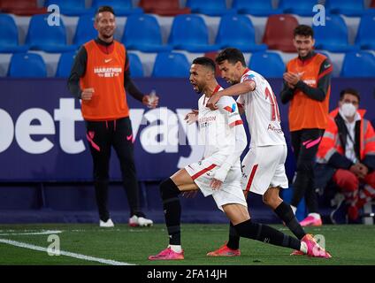 Valence, Espagne. 21 avril 2021. Youssef en-Nesyri (L) de Séville célèbre lors d'un match de football de la Ligue espagnole entre Levante UD et Sevilla CF à Valence, Espagne, le 21 avril 2021. Crédit: Pablo Morano/Xinhua/Alay Live News Banque D'Images