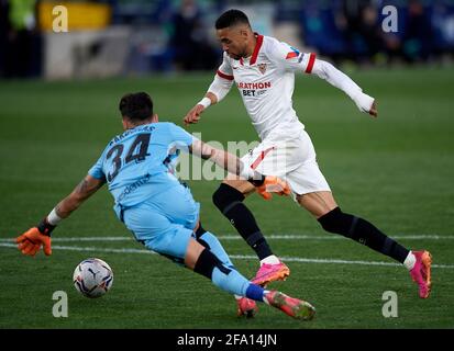 Valence, Espagne. 21 avril 2021. Le gardien de but de Levante Dani Cardenas (L) défend Youssef en-Nesyri de Séville lors d'un match de football de la Ligue espagnole entre Levante UD et Sevilla CF à Valence, Espagne, le 21 avril 2021. Crédit: Pablo Morano/Xinhua/Alay Live News Banque D'Images