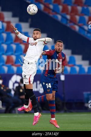 Valence, Espagne. 21 avril 2021. Ruben Vezo (R) de Levante vit avec Youssef en-Nesyri de Séville lors d'un match de football de la Ligue espagnole entre Levante UD et Sevilla CF à Valence, Espagne, le 21 avril 2021. Crédit: Pablo Morano/Xinhua/Alay Live News Banque D'Images