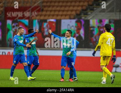 Milan, Italie. 21 avril 2021. Giacomo Raspadori des États-Unis Sassuolo célèbre lors de la série UN match de football 2020/21 entre AC Milan et US Sassuolo au stade Giuseppe Meazza. (Note finale; AC Milan 1:2 US Sassuolo) (photo de Fabrizio Carabelli/SOPA Images/Sipa USA) crédit: SIPA USA/Alay Live News Banque D'Images