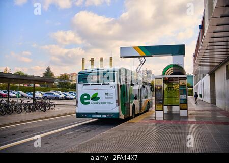 PAMPELUNE, NAVARRE AVRIL 17 2021, chargement de bus électriques dans les installations de l'Université publique de Pampelune Banque D'Images